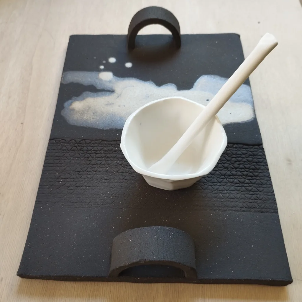 grès noir et porcelaine